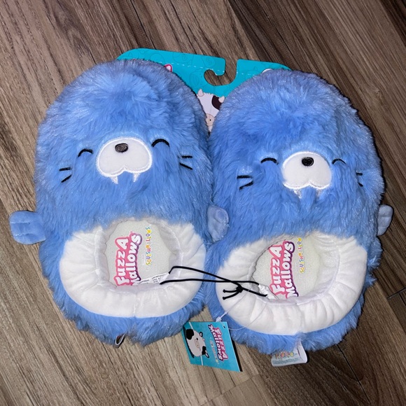 Squishmallows slippers
Fazzamallow Harvey The Walrus
Kids Size 2/3 & 4/5
NWT - Picture 4 of 4